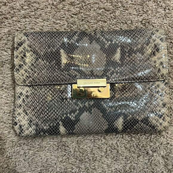 Michael Kors clutched. Size 11x7 - Picture 1 of 5